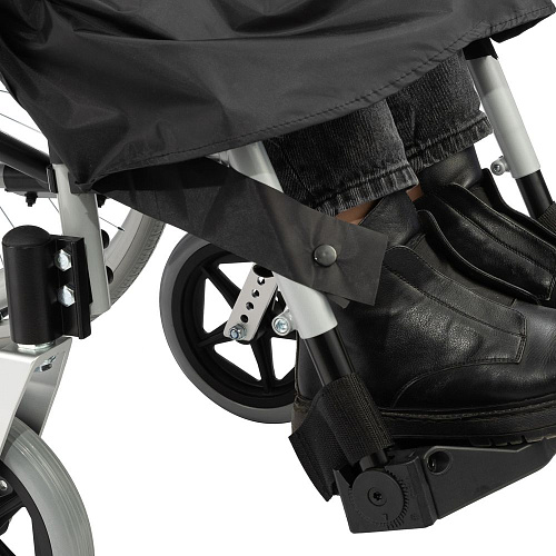 Края дождевика-пончо оснащены фиксаторами-заклепками