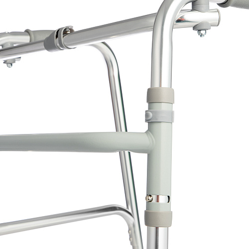 Специальные фиксаторы изменяют режим работы ходунков с фиксированных в шагающие